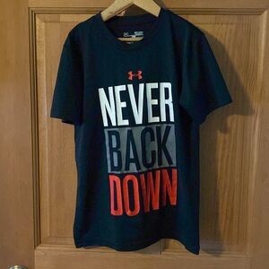 Under Armour Boys youth small 8 heat gear T-shirt, pre-owned Loose Fit Tee Shirt